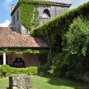 Begroeit met groen klooster in frankrijk
