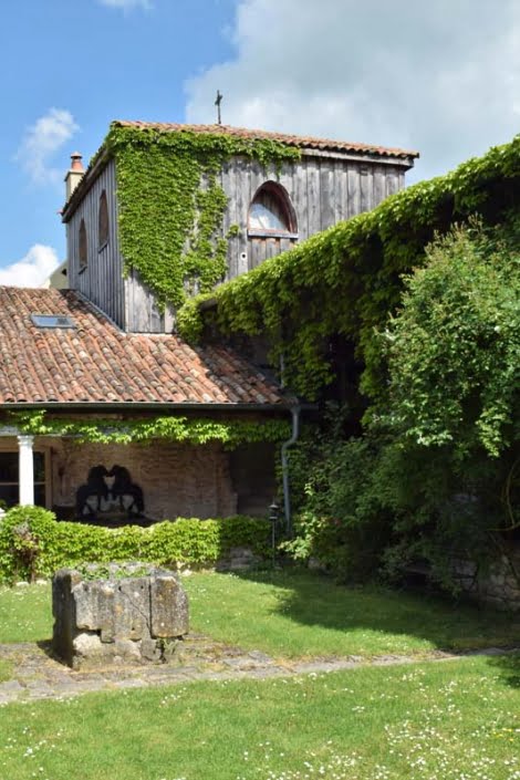 Begroeit met groen Begroeit met groen klooster in frankrijk