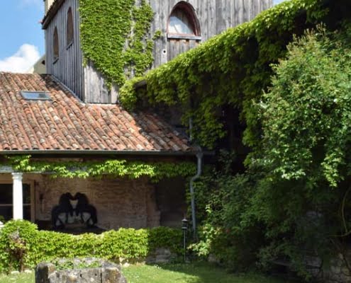 Begroeit met groen klooster in frankrijk