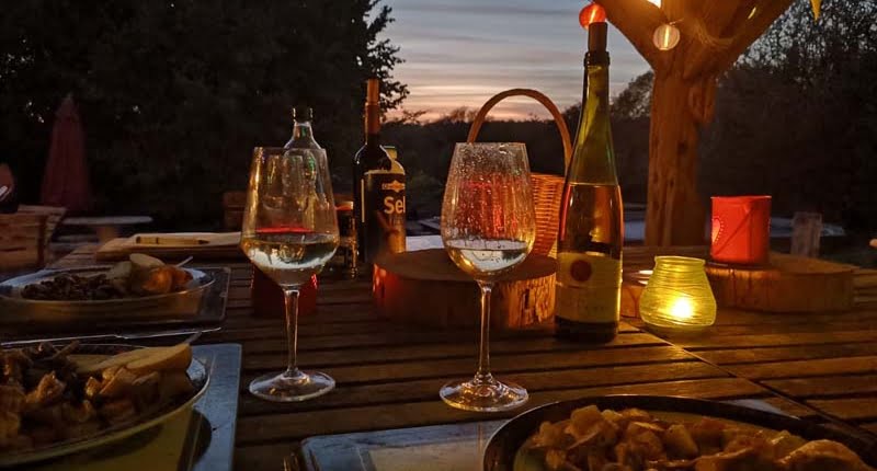 Sfeervol borrelen op natuurcamping domaine du cloitre saint christophe